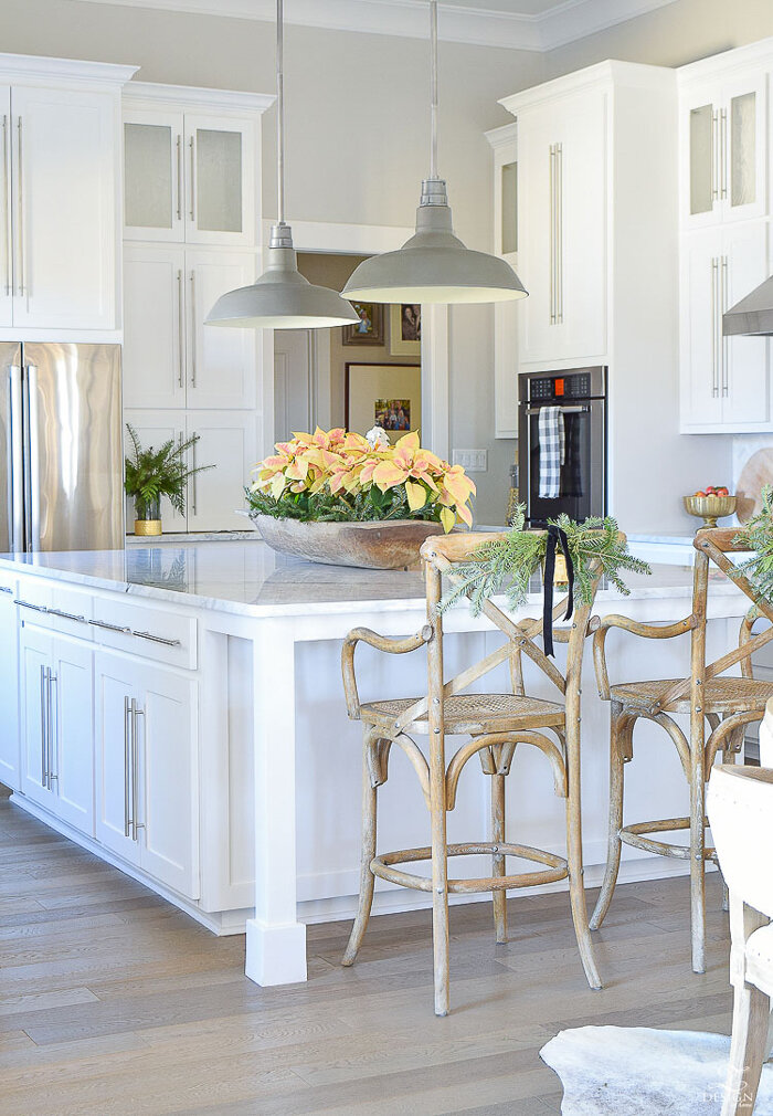paint-color-benjamin-moore-decorators-white-cabinets-zdesign-at-home.jpg