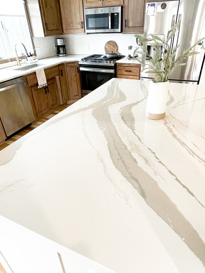 White Quartz Countertops, White Quartz Countertops With Grey And Gold Veins