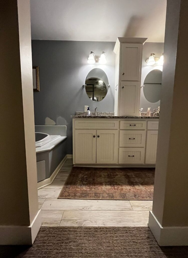 My Modern Gray and White Bathroom Decor | 5 Gorgeous White and Gray ...