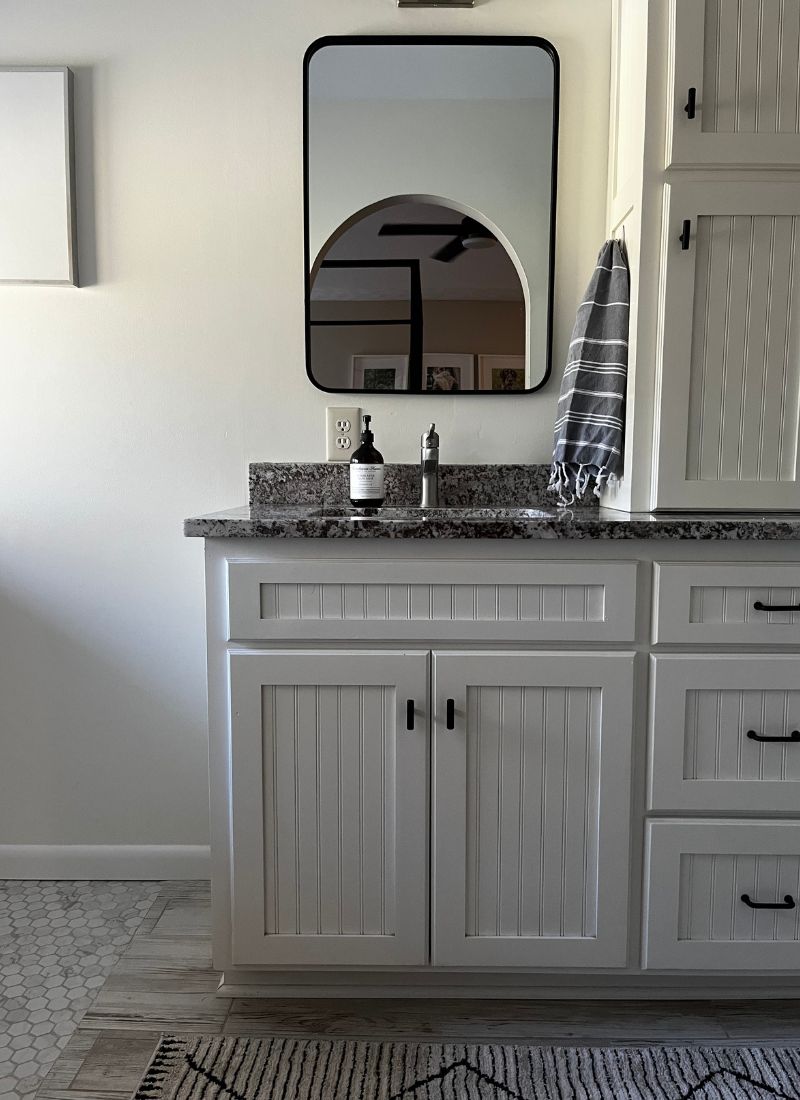 My Modern Gray and White Bathroom Decor | 5 Gorgeous White and Gray ...