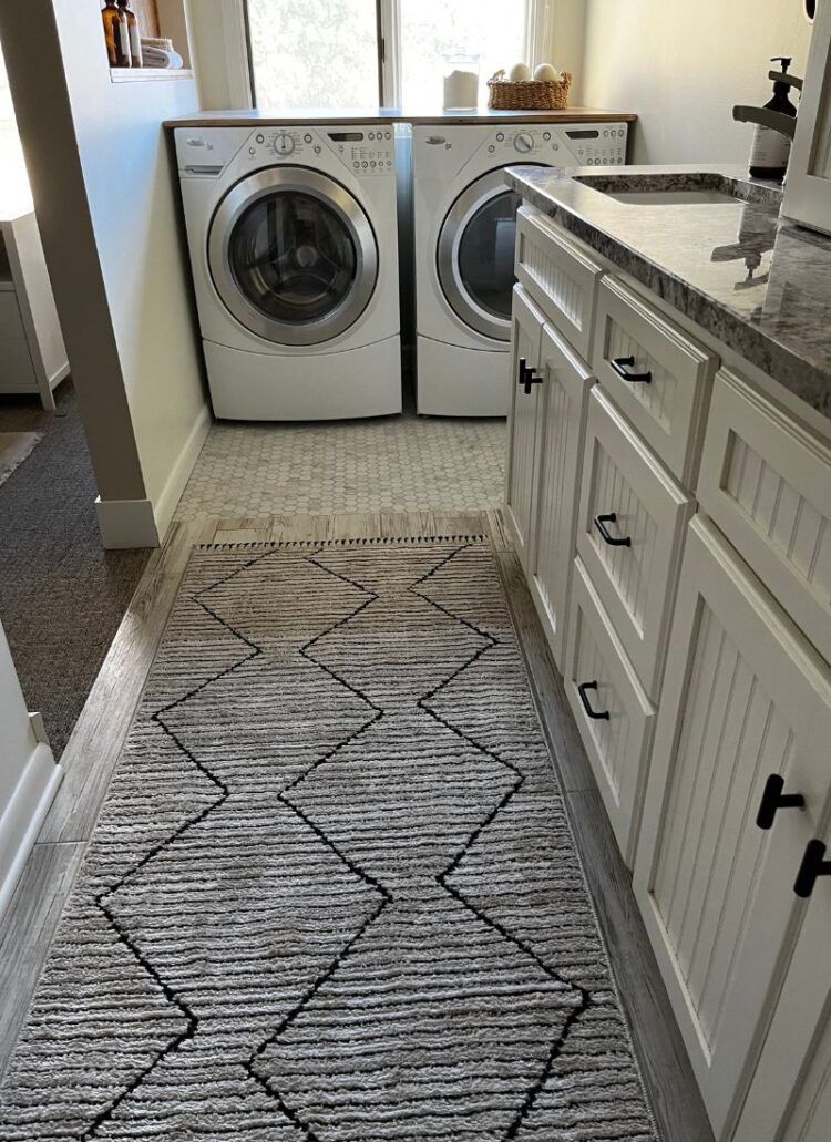 My Modern Gray and White Bathroom Decor | 5 Gorgeous White and Gray ...